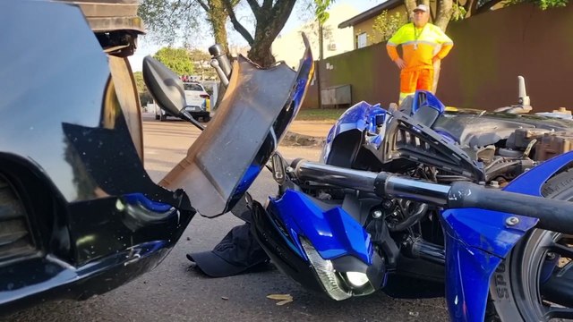 Motociclista fica ferido em acidente entre três veículos no bairro Universitário, em Cascavel