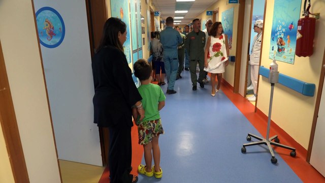 Frecce al Policlinico, gli eroi dell'aria incontrano i piccoli pazienti