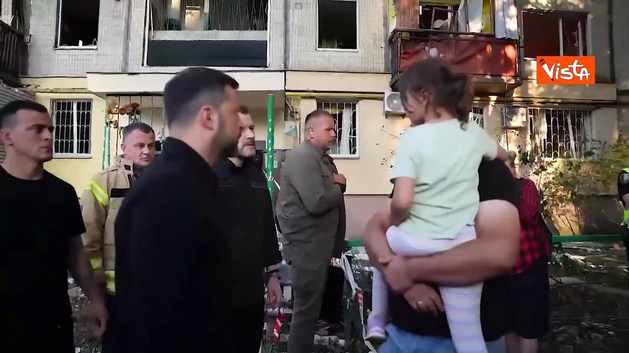 Zelensky depone rose rosse al palazzo sventrato a Kiev dopo un attacco russo