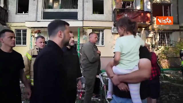 Zelensky depone rose rosse al palazzo sventrato a Kiev dopo un attacco russo