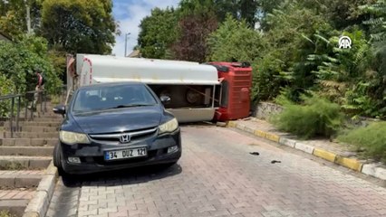 Üsküdar'da tanker devrildi