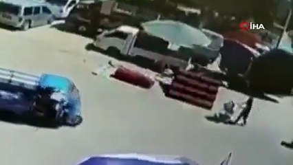 İzmir’de anne bebek ölümden döndü: Uçan şemsiye üstlerine düştü