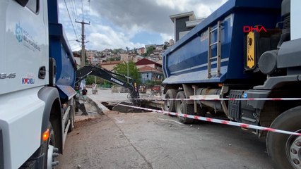İzmit’te yol çöktü: Hafriyat kamyonu çukura düştü