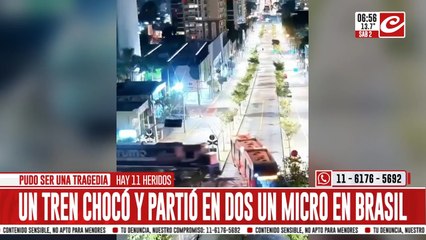 Tren chocó a colectivo repleto de pasajeros y lo partió al medio