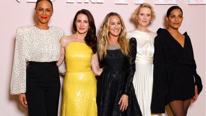 GALA VIDEO - Sarah Jessica Parker fait ses adieux à son personnage iconique Carrie Bradshaw : l’émotion à son comble