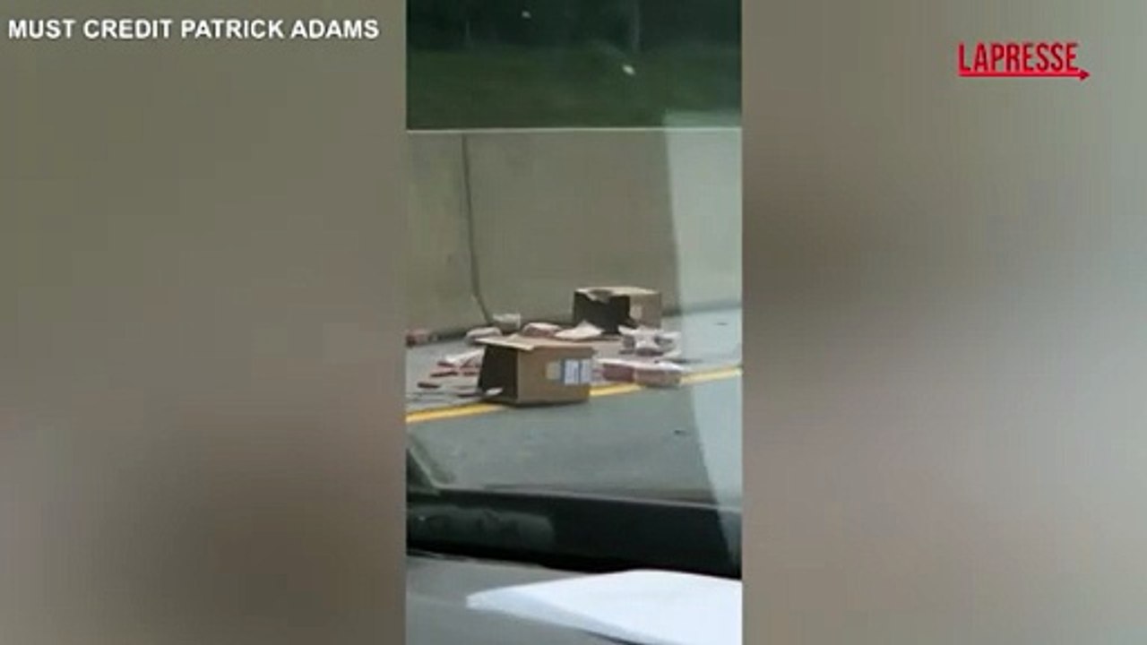 Camion carico di hot dog si ribalta su un'autostrada della Pennsylvania