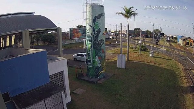 Vídeo flagra momento em que trem atinge caminhonete em Arapongas