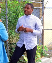 TEN CUIDADO CON ALGUNAS PERSONAS  HOY TE ABRAZAN Y MA ANA TE EMPUJAN