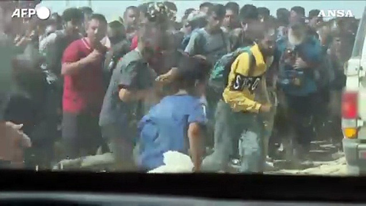 Gaza, palestinesi si accalcano attorno al convoglio di aiuti Onu a Kerem Shalom