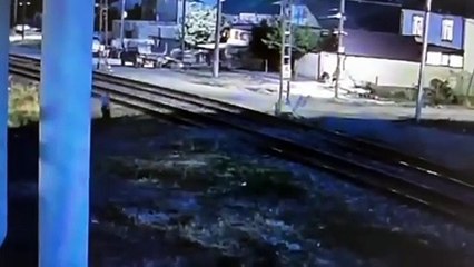 VIDEO: ¡Lo salvó! hombre ebrio cae a las vías del tren y es rescatado antes de una tragedia