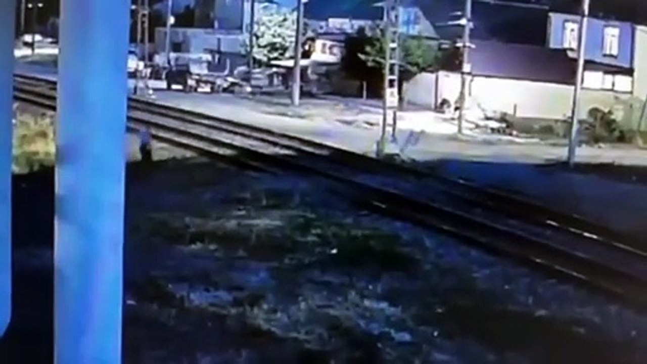 VIDEO: ¡Lo salvó! hombre ebrio cae a las vías del tren y es rescatado antes de una tragedia