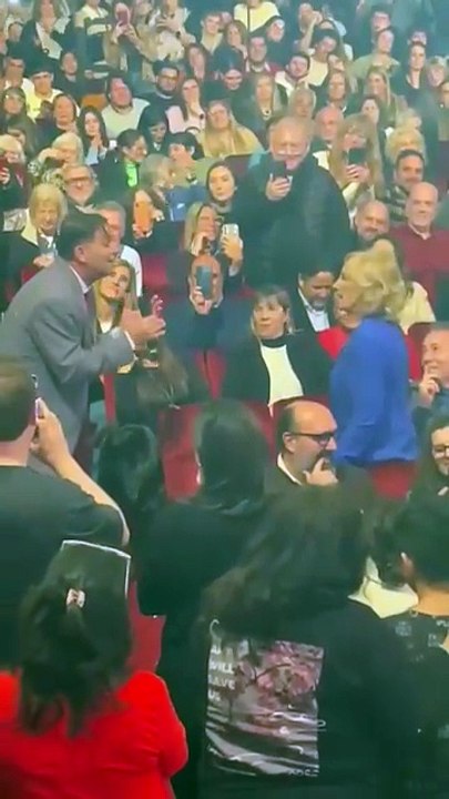 Mirtha Legrand con Martín Bossi cantándole en La cena de los tontos