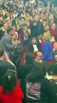 Mirtha Legrand con Martín Bossi cantándole en La cena de los tontos