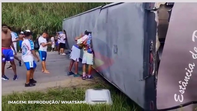 VÍDEO: Ônibus com torcedores do Bahia tomba na BR antes de jogo contra o Sport
