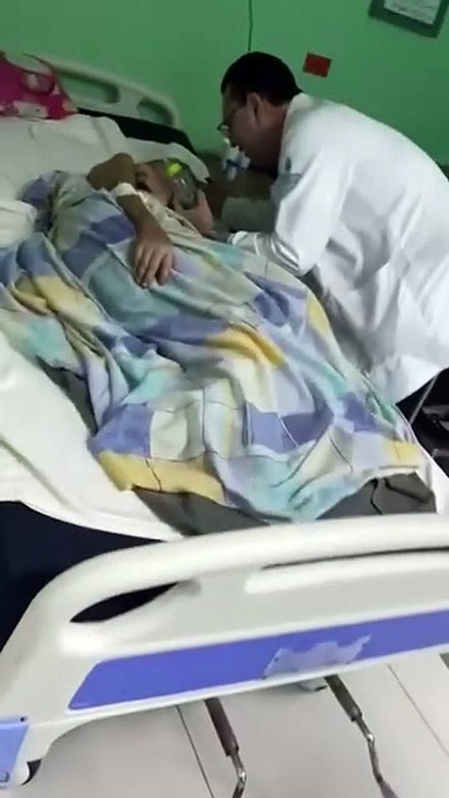 Enfermero hondureño canta alabanzas a una paciente y regala un momento de paz