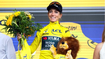 GALA VIDEO - Pauline Ferrand-Prévot ravitaillée par ses parents avant de prendre le maillot jaune : ”Mon papa, mon héros”