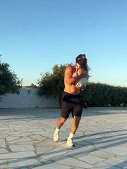 Ο Σάκης Τανιμανίδης παίζει με την κόρη του