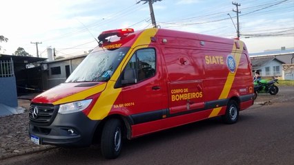 Motociclista passa por buraco na Rua José Bonifácio e sofre queda