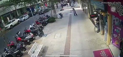 Vídeo mostra Madson, ex-CSA, aplicando voadora em assaltante para impedir fuga