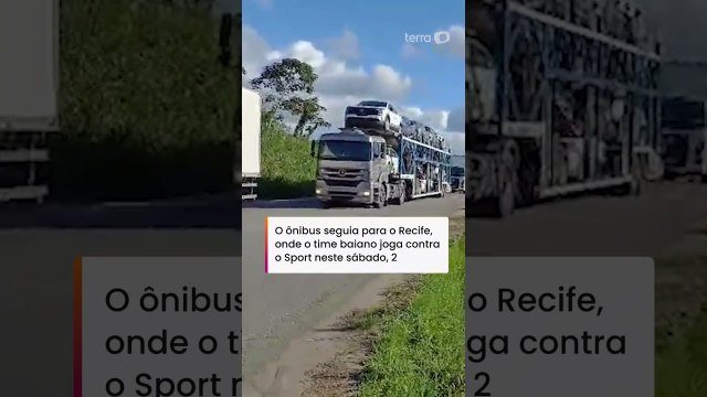 Ônibus que levava torcedores do Bahia para jogo tomba em Pernambuco #shorts