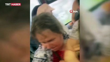 Denizli'de otobüsün üzerine ağaç devrildi