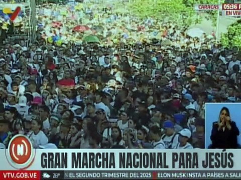 Caracas | Pastor recita oraciones para Jesús junto a los creyentes que llegaron a la av. Libertador