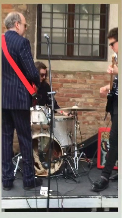 the Clash, Mick Jones,en 2015 à Venise, lorsqu'il croisa, un petit groupe d'anglais, évidemment, et bien ils ont été aurons l'occasion de jouer avec !!!