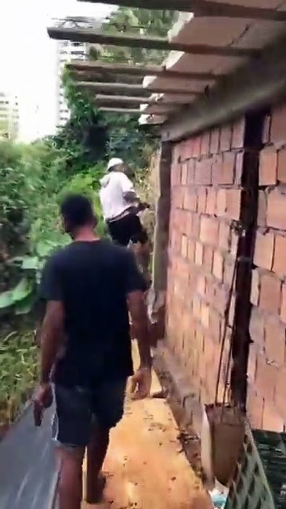 Garotos supostamente armados vão gravar vídeo e são surpreendidos pela polícia