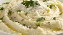 Creamy Garlic Mashed Cauliflower🥄🧄 A creamy, low-carb twist on classic mashed potatoes! This Creamy Garlic Mashed Cauliflower is smooth, rich, and full of flavor – perfect for a healthy side dish! 🌱✨