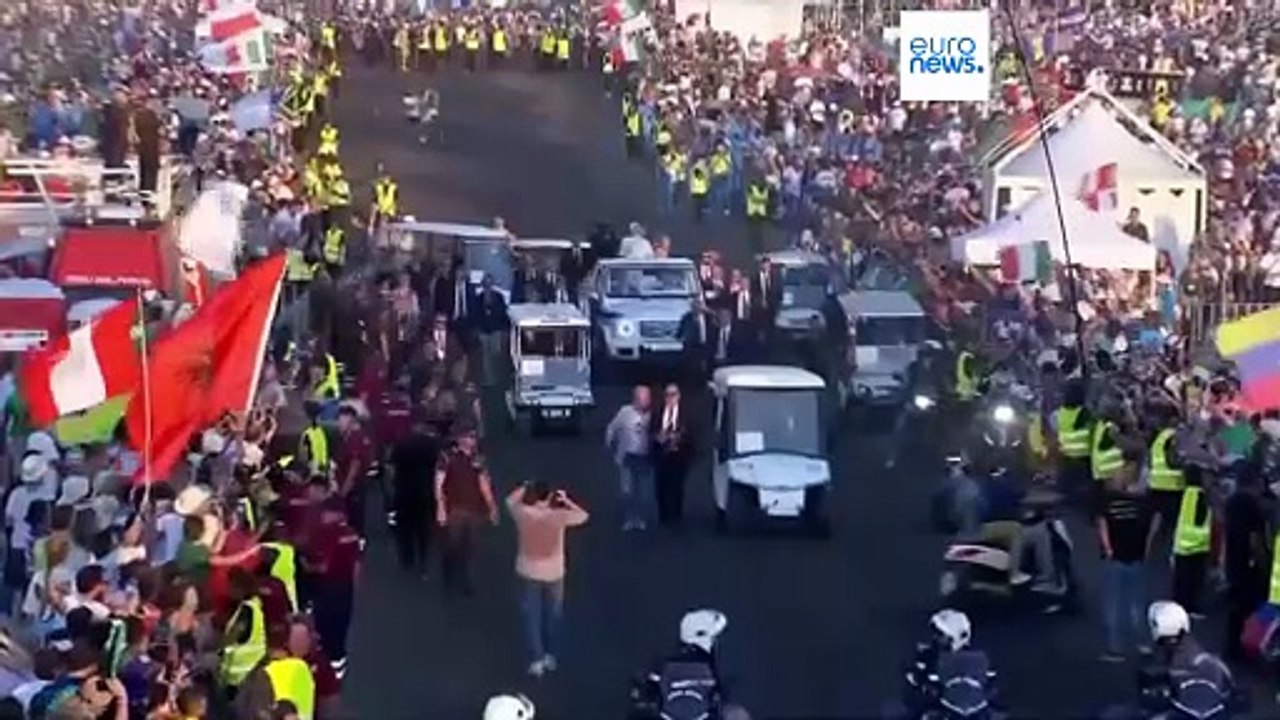 Εκατοντάδες χιλιάδες νέοι καθολικοί παρακολουθο...
