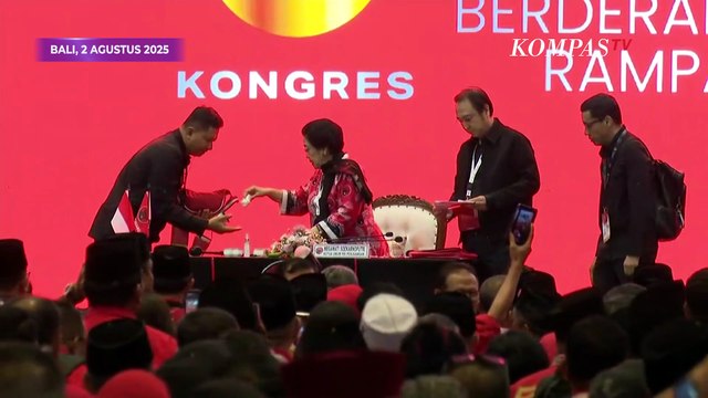 Berjalan Ceria, Megawati Gandeng Puan dan Prananda usai Kongres PDIP