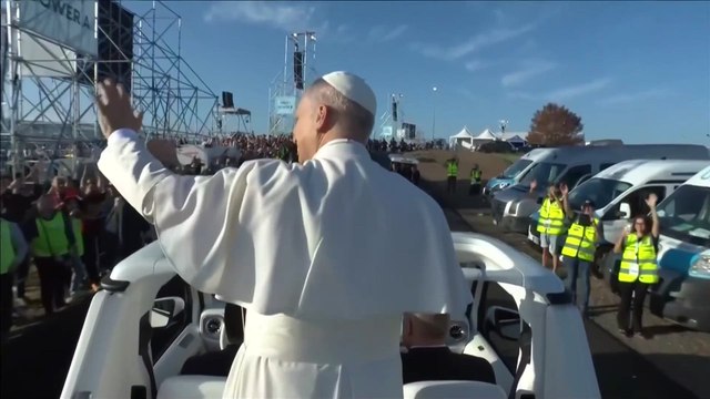 El Papa León llega para oficiar una misa para cientos de miles de jóvenes católicos