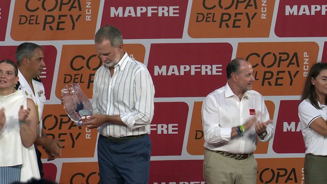 La gran noche del Rey Felipe en Mallorca: sin Letizia y con sus compañeros del Aifos