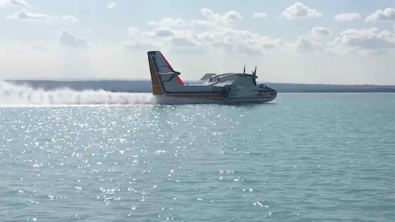 🔥 Löschflugzeug schöpft Wasser aus dem See – und fliegt direkt in die Flammen!
