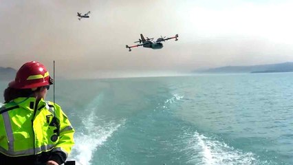 🔥 Vatrogasni avion grabi vodu iz jezera i leti ravno prema plamenu!