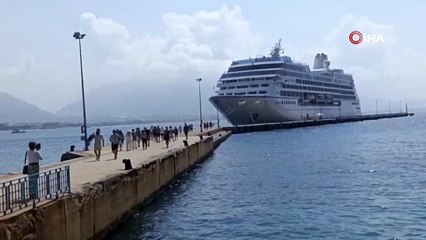 Amerikalı 602 yolcu ve 393 mürettebatlı dev kruvaziyer Alanya’da