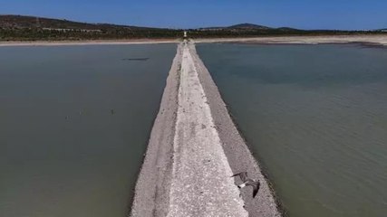 Barajda su seviyesi düşünce eski İzmir-Çeşme kara yolu ortaya çıktı