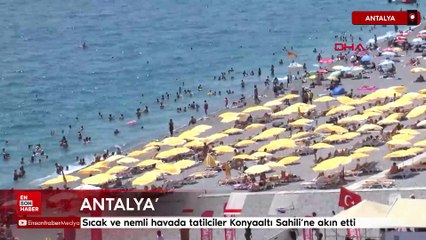 Antalya'da sıcak ve nemli havada tatilciler Konyaaltı Sahili’ne akın etti
