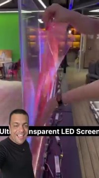As telas de LED transparentes já estão transformando vitrines de lojas nos países mais desenvolvidos! Uma ideia incrível que une tecnologia e inovação.#screen #led #store #tech #gadgets