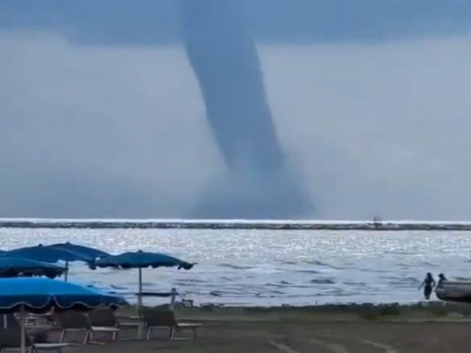 Wasserhose und Hagel: Unwetter wütet an Italiens Adriaküste