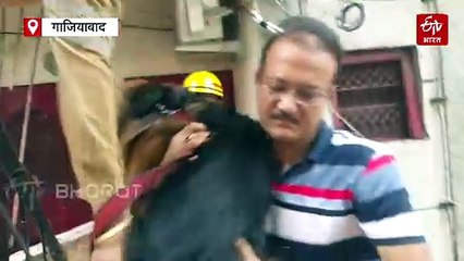 गाजियाबाद में भरभराकर गिरा सोसाइटी का स्टेयरकेस, लोगों को किया गया रेस्क्यू