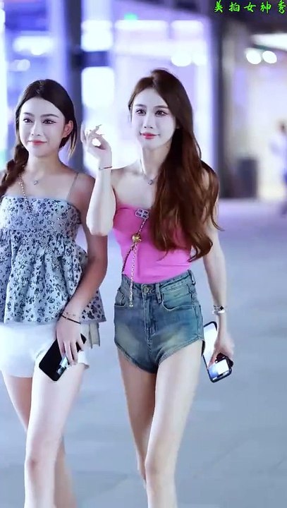 She falls into the crowd like light—quiet, yet captivating｜Calm Cinematic Vibe