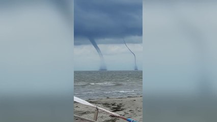Porto Tolle, il video delle tre trombe marine che hanno sorpreso i turisti in spiaggia