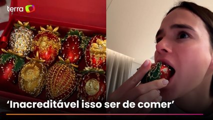 Bruna Marquezine prova morango do amor de R$ 2 mil: 'Da até dó de comer'