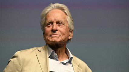 GALA VIDEO - À Antibes, Michael Douglas se régale chez un glacier prisé des stars : “On m’a dit que vos glaces étaient très appréciées”