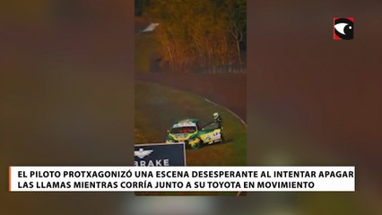 El piloto protagonizó una escena desesperante al intentar apagar las llamas mientras corría junto a su Toyota en movimiento