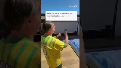 Usando tornozeleira, Bolsonaro acompanha ato por videochamada #shorts