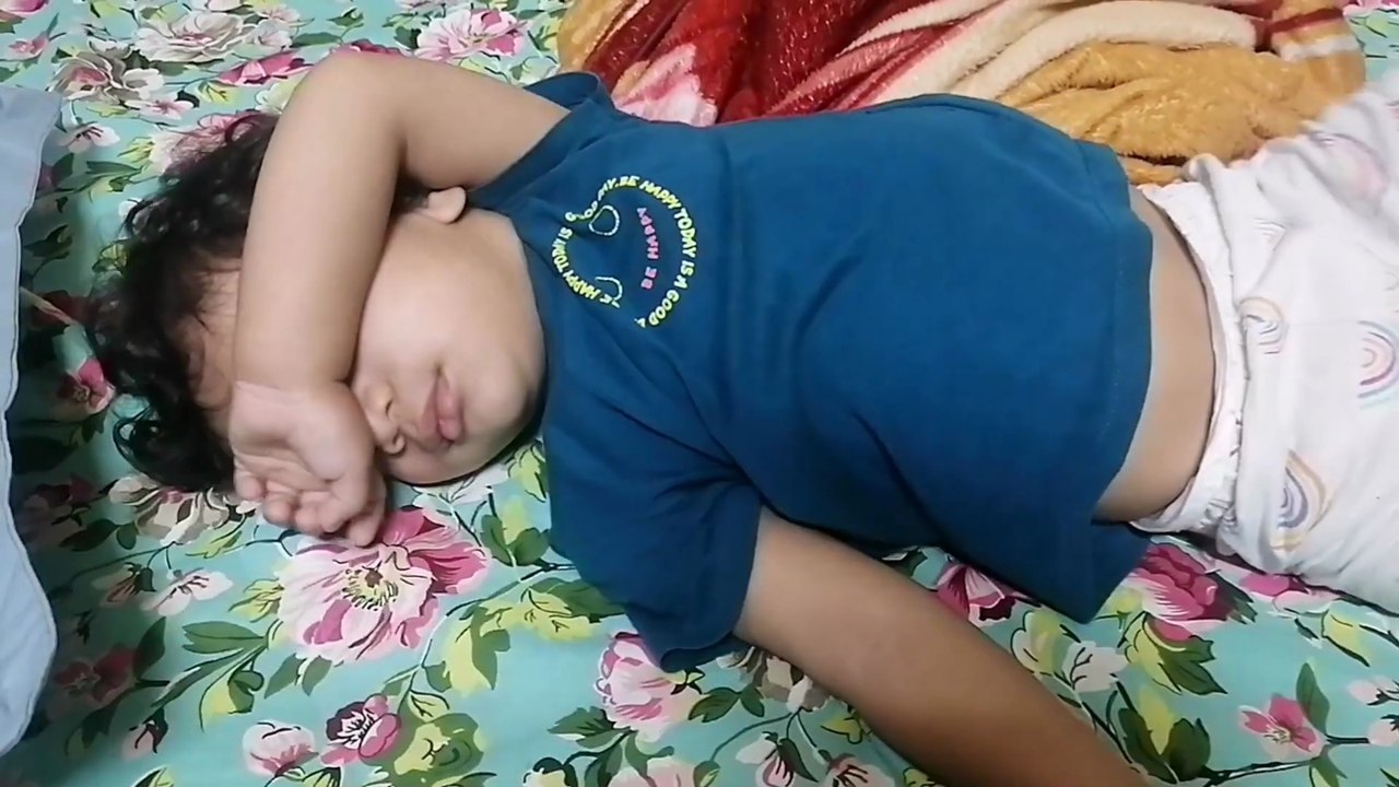 Diaper leaked, while baby was asleep😂