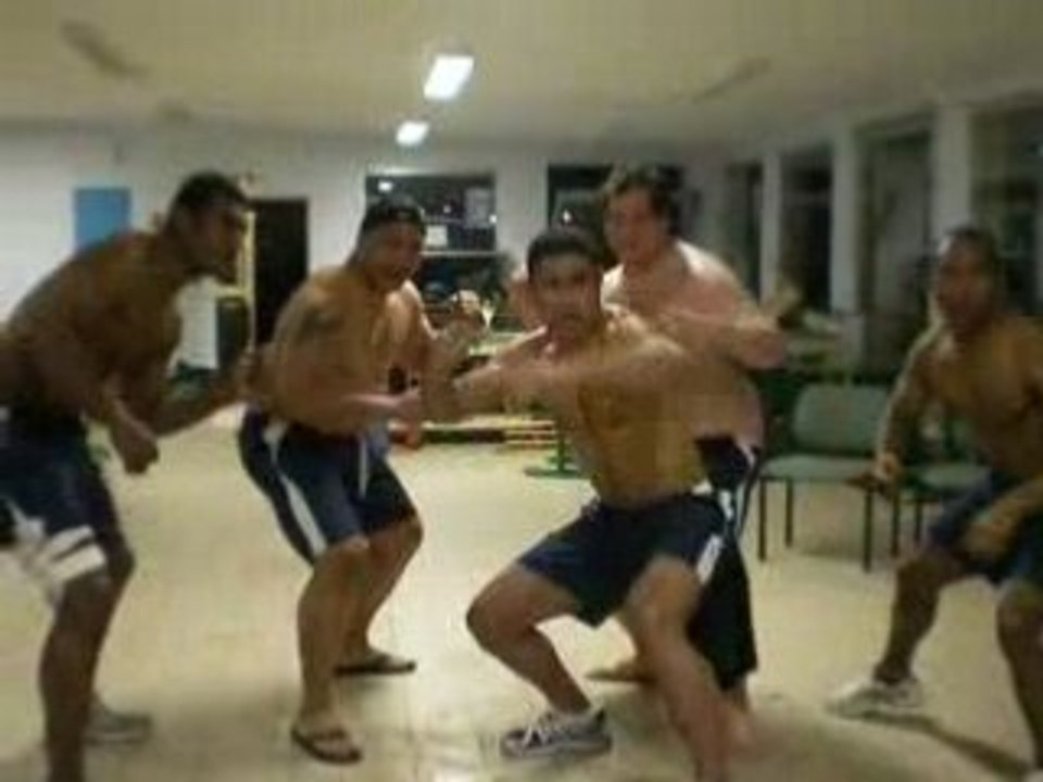 ARRAS: HAKA FIDJIEN, TROUVEZ L'INTRU...!!!