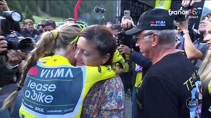 VOICI - Pauline Ferrand-Prévot fond en larmes dans les bras de ses parents après sa victoire au Tour de France